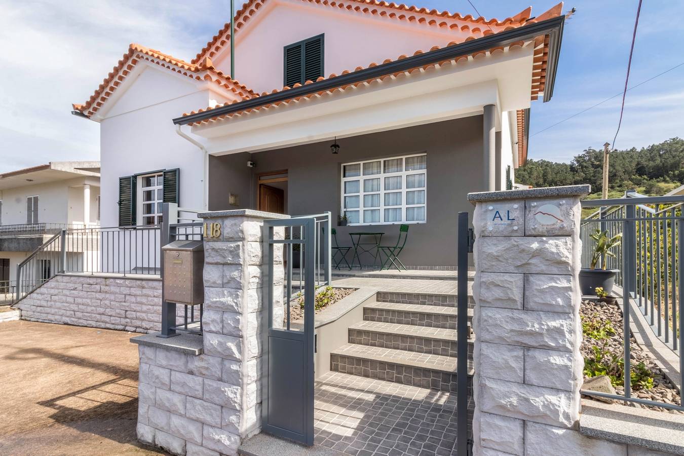 Villa 'Da Olides - T3 e Estúdio' com Vista para a Montanha, Varanda e Wi-Fi in Santana, Madeira