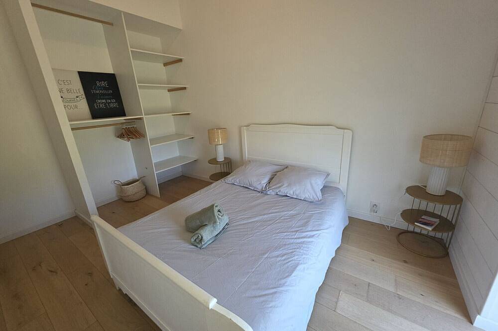 Lovely holiday home 5 mins walk from beautiful white sand beaches in Landéda, Región de Brest