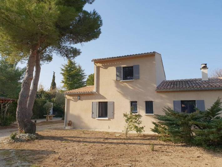 Location de vacances pour 6 personnes, avec piscine ainsi que vue et jardin à La Roque-sur-Pernes - 4