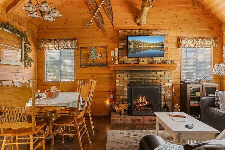 Log cabin for 5 people, with yard and terrace in Running Springs