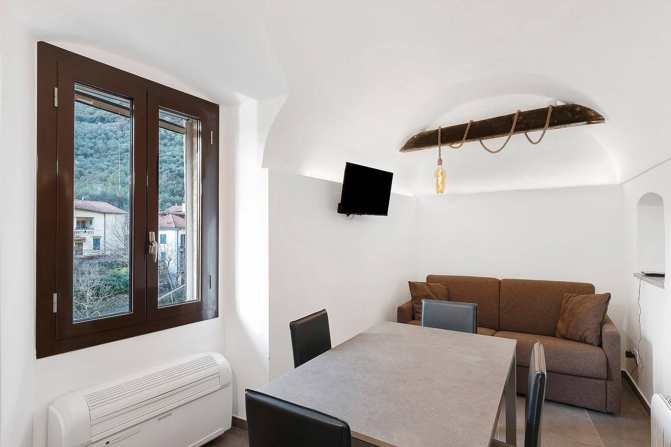 Apartamento entero, Apartamento 'Casa Vacanza A Cola' con vistas a la montaña, Wi-Fi y aire acondicionado in Rocchetta Nervina, Alpes Ligures