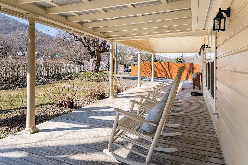 Sweet Garden House in Hot Springs. Hot tub, garden, grill, deck, dog friendly. in Hot Springs (NC), Madison County (NC)