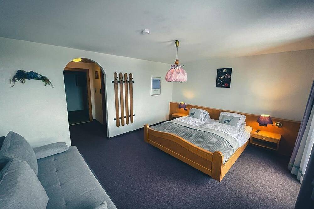 Four-bed room 2, sofa, bath/Wc, south-facing balcony - Hotel-Gasthof Lammersdorf in Millstatt, Oberkärnten