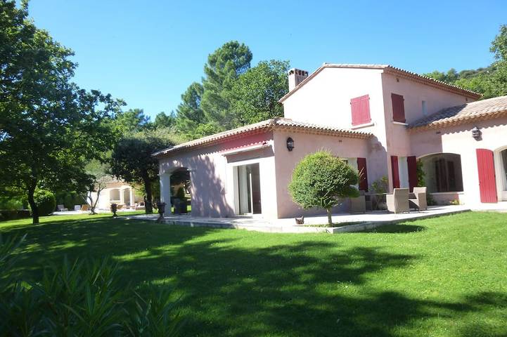 Location de vacances pour 12 personnes, avec jardin à Saint-Restitut