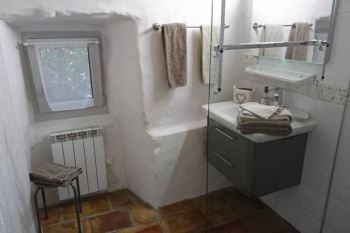 Gîte pour 3 personnes, avec jardin et terrasse, animaux acceptés à Saint-Florent-sur-Auzonnet - 4
