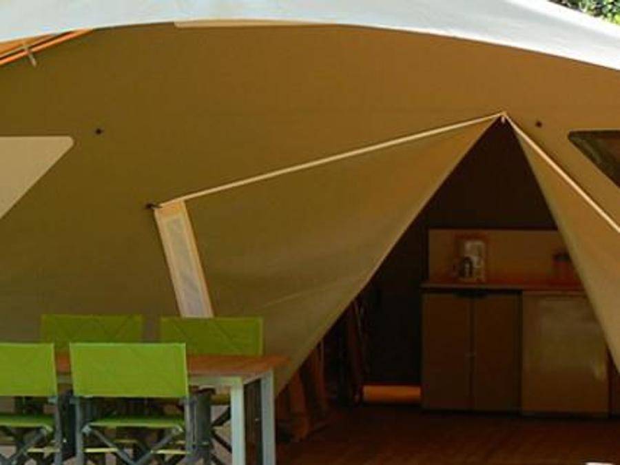 Camping maeva Escapades Coeur d'Ardèche - Tienda de lona y madera 5 personas - Pequeño Lodge 20m² (2 habitaciones) sin sanitarios 5 pers in Saint-Vincent-de-Durfort, Parc naturel régional des Monts d'Ardèche