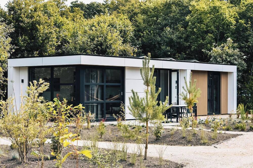 Luxuriöse und nachhaltige 4-Personen-Ferienvillen mit hohen Fenstern, völlig gasfrei und mit Sonnenkollektoren ausgestattet. Freuen Sie sich auf ein stilvolles Wohnzimmer, eine luxuriöse Küche, zwei komfortable Schlafzimmer und ein geräumiges Badezim in Niederländische Nordsee