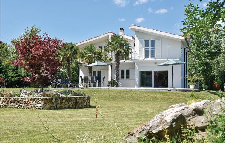 Reizende Ferienwohnung in Sinj mit Pool, WLAN, Terrasse und Küche in Sinj, Dalmatinisches Zagora