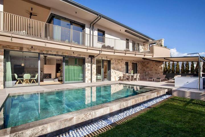 Villa pour 11 personnes, avec Balcon et Terrasse ainsi que Jacuzzi et Jardin à Garde