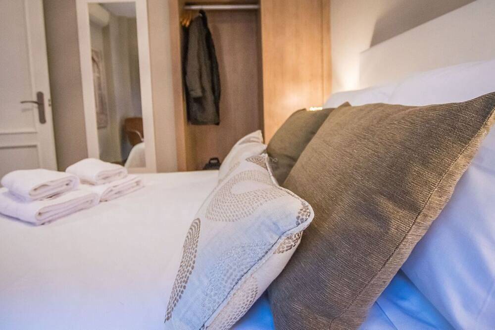 Entire apartment, Ib Plaza Nueva 21 Suite (1 Bedroom + Sofa Bed) in Realejo-San Matías, Granada