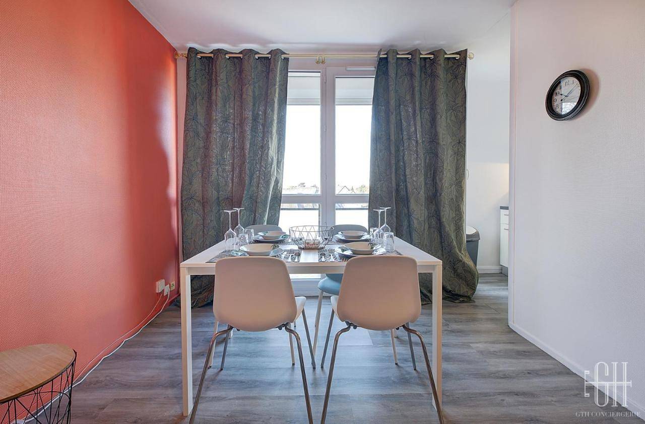 Appartement entier, Studio with Balcony in Chambray-lès-Tours, Région de Tours