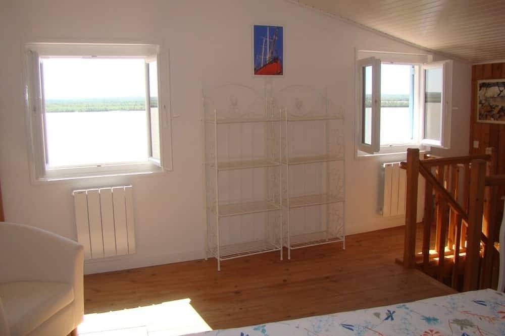Maison dans falaise face à l'estuaire de la Gironde in Gauriac, Région de Blaye