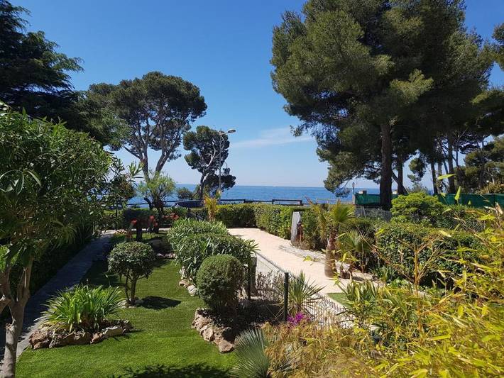 Gîte pour 2 personnes, avec terrasse ainsi que vue et jardin dans Plage Du Capelan Bandol