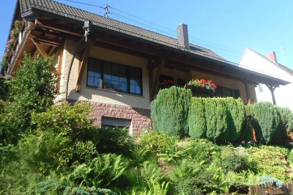 Ganze Wohnung, Haus Doris (Blick zur Burg) - Appartement/Fewo, Dusche, Wc, Balkon in Erlenbach bei Dahn, Landkreis Südwestpfalz