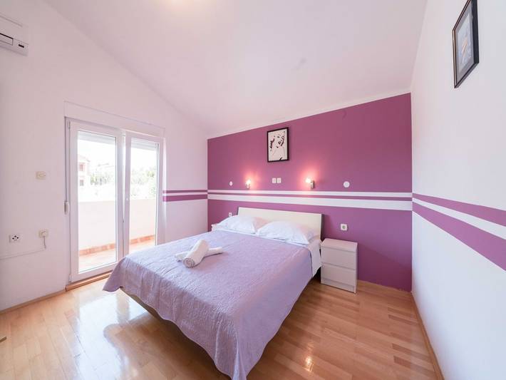 Villa für 8 Personen, mit Balkon/Terrasse und Balkon sowie Terrasse und Pool in Jasenice - 2