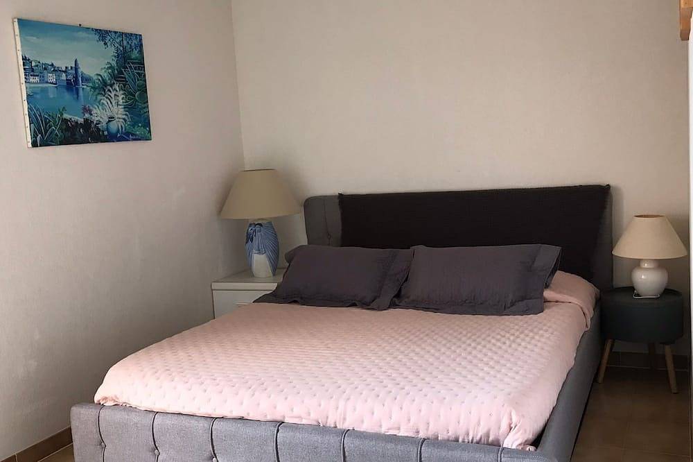 Apartamento entero, 3 habitaciones en casa en el agua, con vistas al mar y las rocas in Sant Ambroggio, Lumio