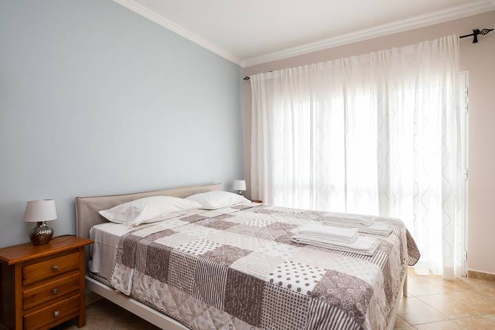 Ganze Ferienwohnung, 2 Schlafzimmer Villa mit Parkplatz und Terrasse by AlgarveManta (4V2) in Manta Rota, Vila Nova de Cacela