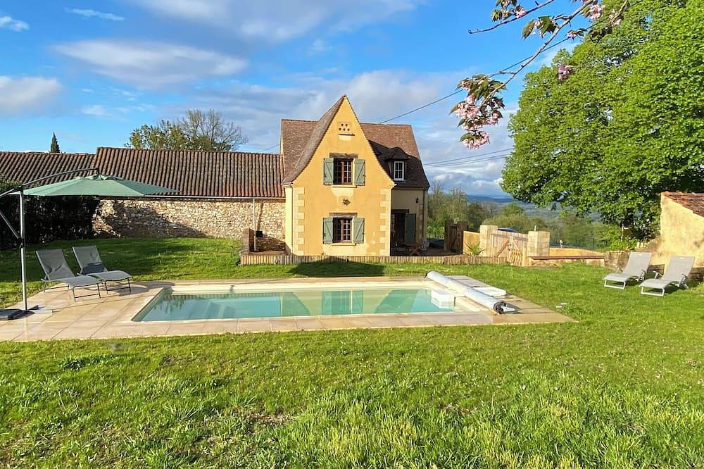 \"Sur la colline\": country house with heated pool, near Sarlat. in Domme, Périgord Noir