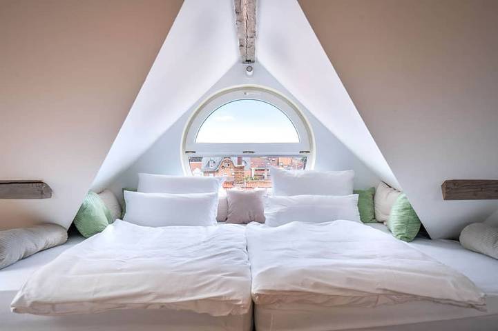 Ganze Wohnung, Altbau Apartment in Bahnhofsnähe mit Heimkino & Terrasse in Worms, Kurpfalz