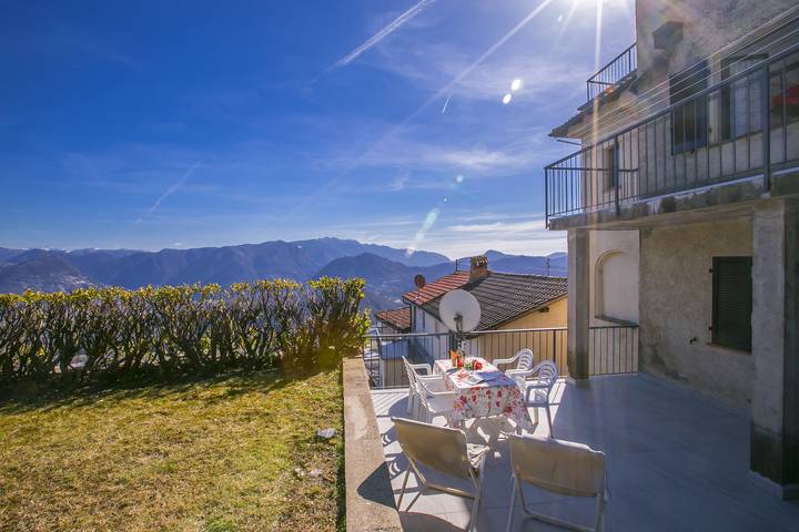 Hütte für 6 Personen, mit Terrasse und Seeblick, kinderfreundlich im Tessin