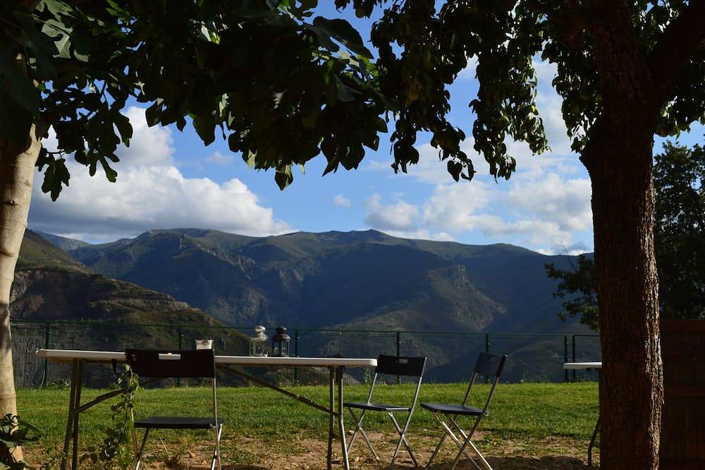 Casa Tradicional con Jardín y Vistas a la Montaña. Eco dos Teixos in Carballeda de Valdeorras, Ourense Region