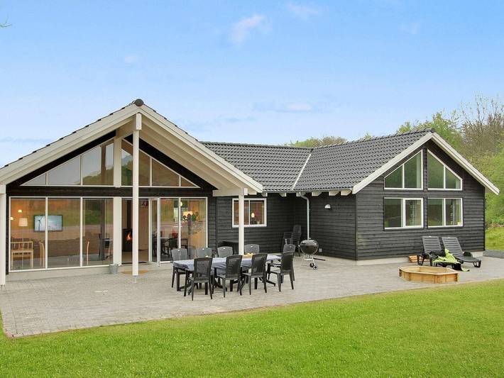 Ferieudlejning for 18 personer, med Jacuzzi og Terrasse såvel som Have og Pool i Lohals