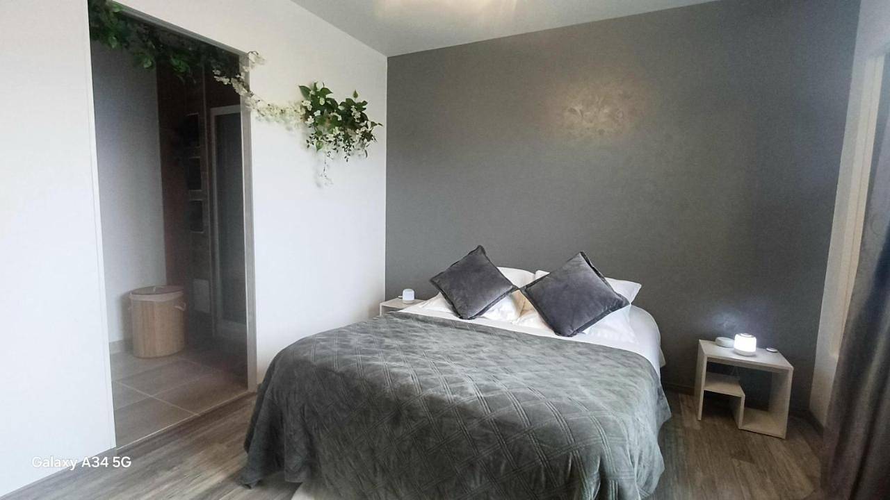 Double Room with Private Bathroom in Saint-Clair-sur-l'Elle, Région de Saint-Lô