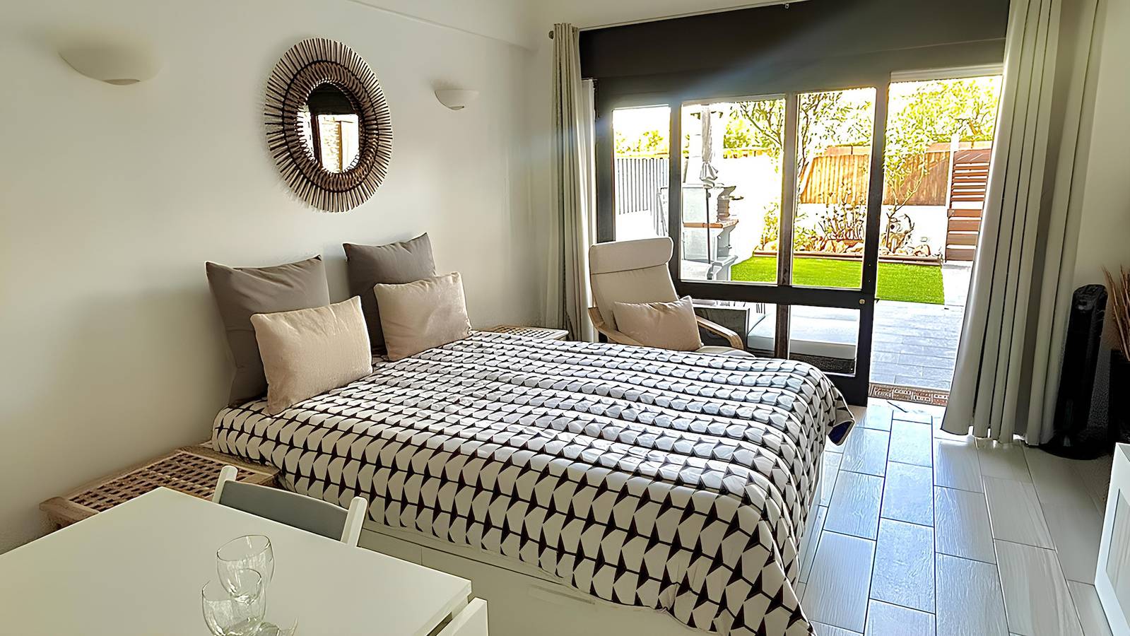 Magnific Studio with a cozy garden, 5 minutes to t, foto 10