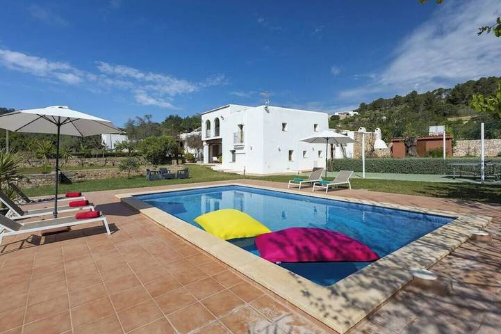 Cheap villa for 10 people in Ibiza