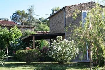 Gîte pour 2 personnes, avec jardin ainsi que terrasse et piscine à Gabian