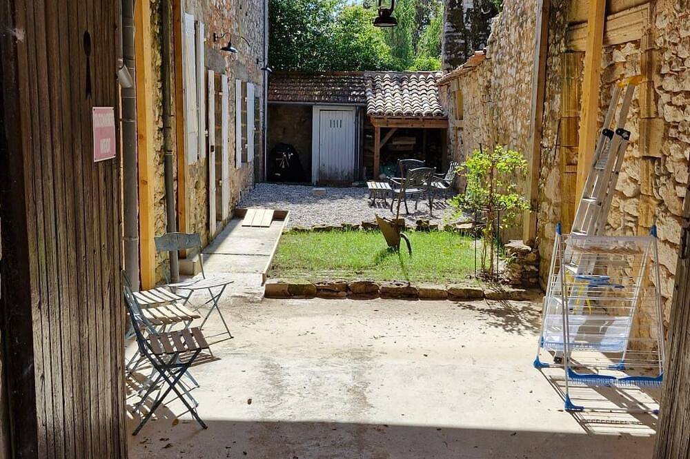 Le Gentil Coquelicot, all the charm of an old, tastefully renovated house. in Monpazier, Périgord Pourpre