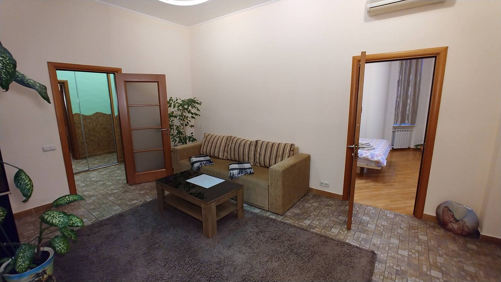 Entire holiday apartment, Two bedrooms. Luxery. 23 Khreshchatyk str. Centre in Kyiv, Ukraine