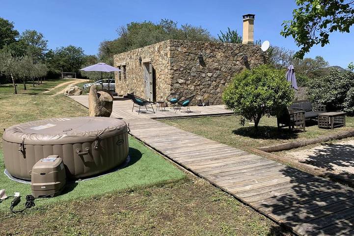 Location de vacances pour 4 personnes, avec jacuzzi ainsi que terrasse et jardin à Zilia