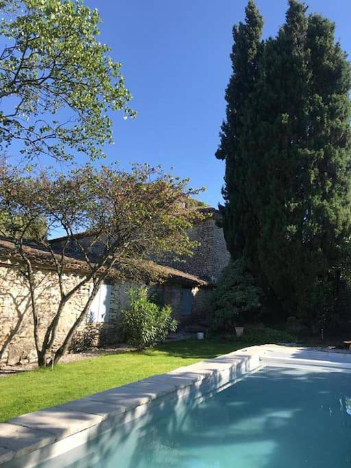 Location de vacances pour 8 personnes, avec jardin ainsi que vue et piscine à Ferrières-les-Verreries - 4