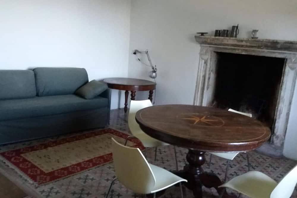 Cascina vegetación histórico de Monferrato. in Portacomaro, Provincia d'Asti