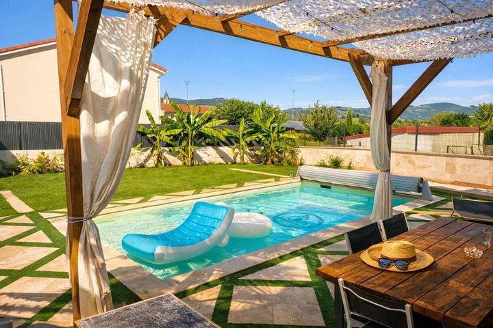 Chambre d’hôte pour 4 personnes, avec piscine ainsi que jacuzzi et terrasse, animaux acceptés dans la Loire