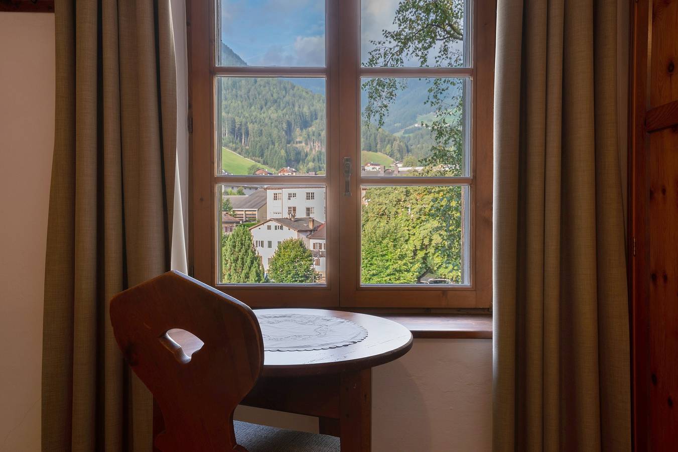 Camera 'Hirschen Gallotti' con vista sulle montagne, terrazza condivisa e Wi-Fi in Sarnthein, Sarentino