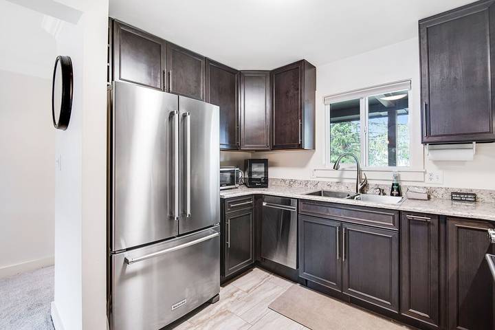 Vacation rental for 8 people, with hot tub and pool as well as balcony in Fraser