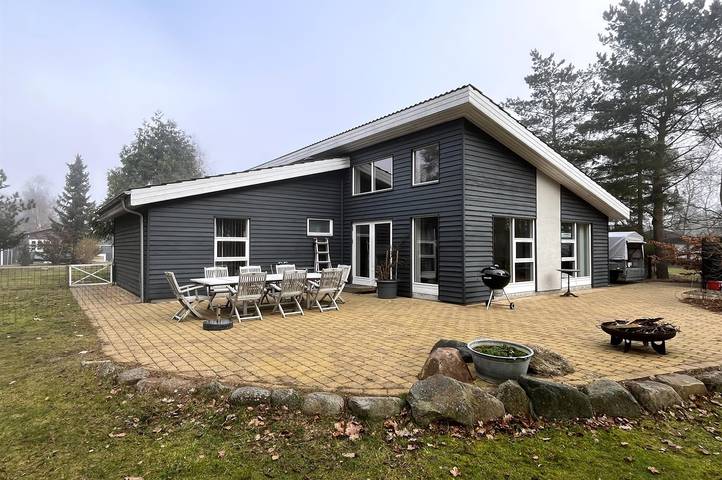 Ferieudlejning for 9 personer, med have og terrasse såvel som sauna og jacuzzi i Ellinge Lyng