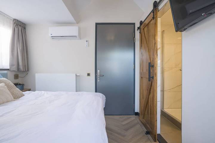Ganze Wohnung, Neues renoviertes Gebäude aus dem Jahr 1920 mit großem Hotelbett, Patio und Gemeinschaftsküche. Wohnfläche: 16 m². Entspannen Sie auf dem gemütlichen Patio und genießen Sie das lebhafte Stadtzentrum direkt vor der Tür mit Geschäften, Restaurants. in Tilburg, Nordbrabant