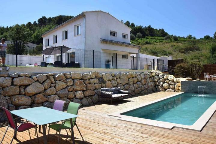 Location de vacances pour 8 personnes, avec vue ainsi que jardin et piscine à Pierrelongue