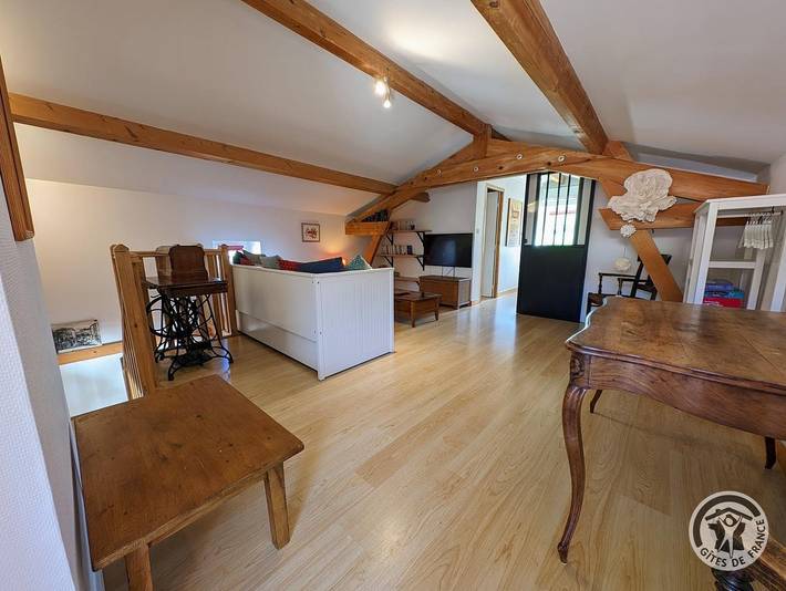 Gîte pour 4 personnes, avec terrasse et jardin ainsi que piscine et vue dans Rhône - 4