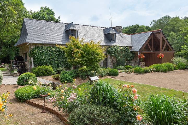 Gîte pour 4 personnes, avec terrasse et jardin à Belle-Isle-en-Terre