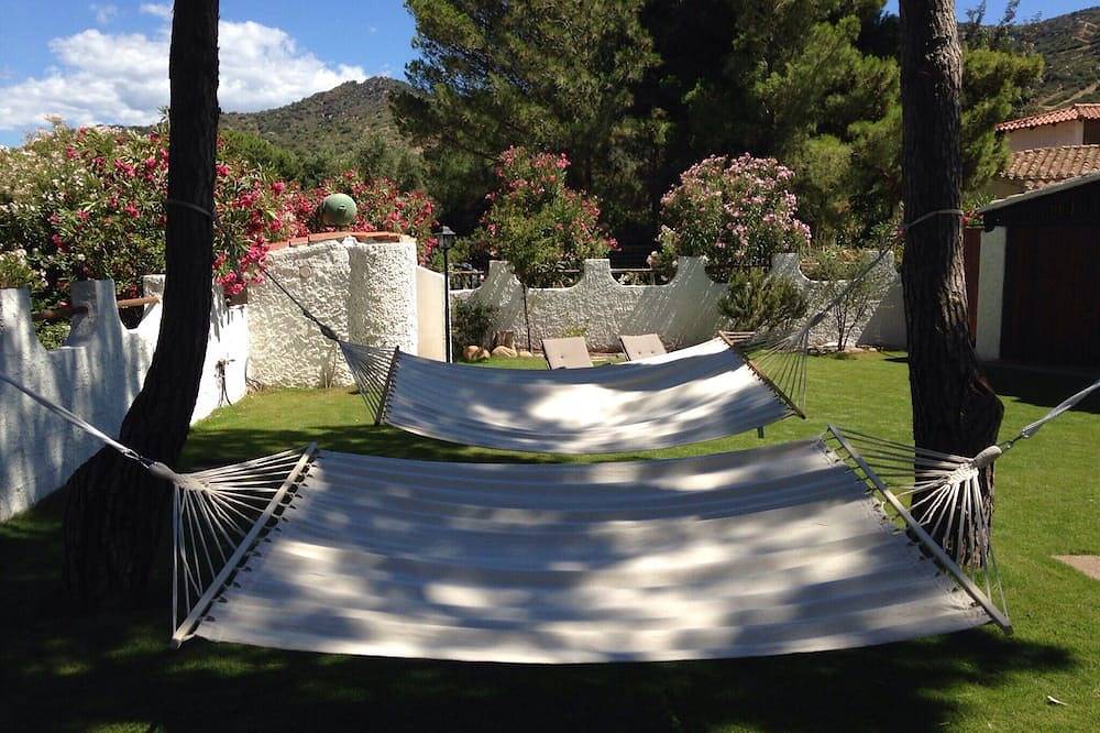 Villa Camilla nur einen Schritt entfernt vom Meer mit sich hervorragend für Garten entspannen in Torre delle Stelle, Maracalagonis
