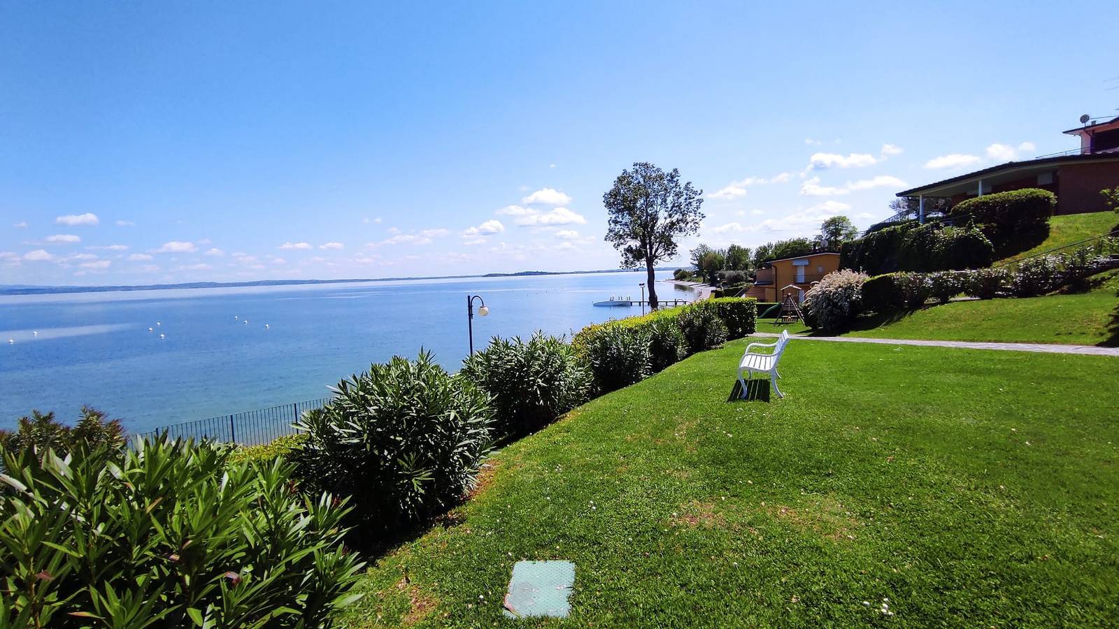 Appartement entier, Appartement « Sur la Plage » avec vue sur le lac, Wi-Fi et climatisation in Manerba del Garda, Montagnes autour du lac de Garde