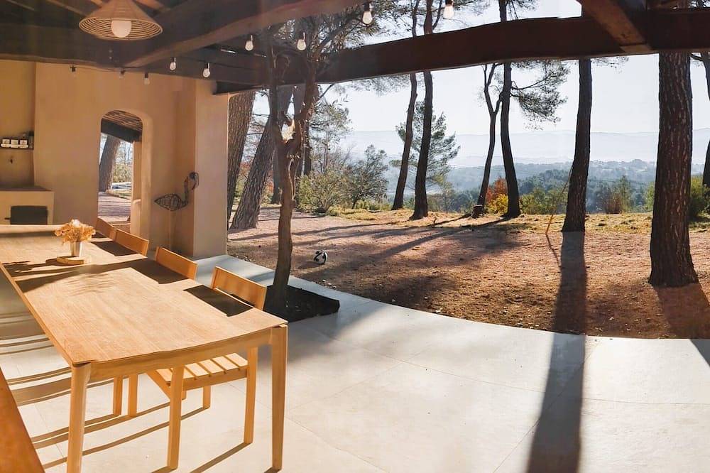 5ha property with exceptional views 15mn from Aix-en-Provence in Rousset, Region de Aix-en-Provence