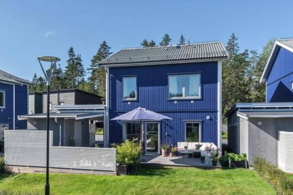 Nybyggt radhus med tomt, veranda och carport. Nära Sthlm city, sjöar och skog. in Nacka, Schwedische Ostsee