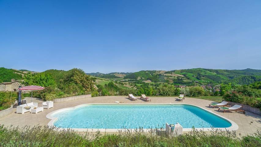 Villa per 15 persone, con giardino e piscina in Montefeltro
