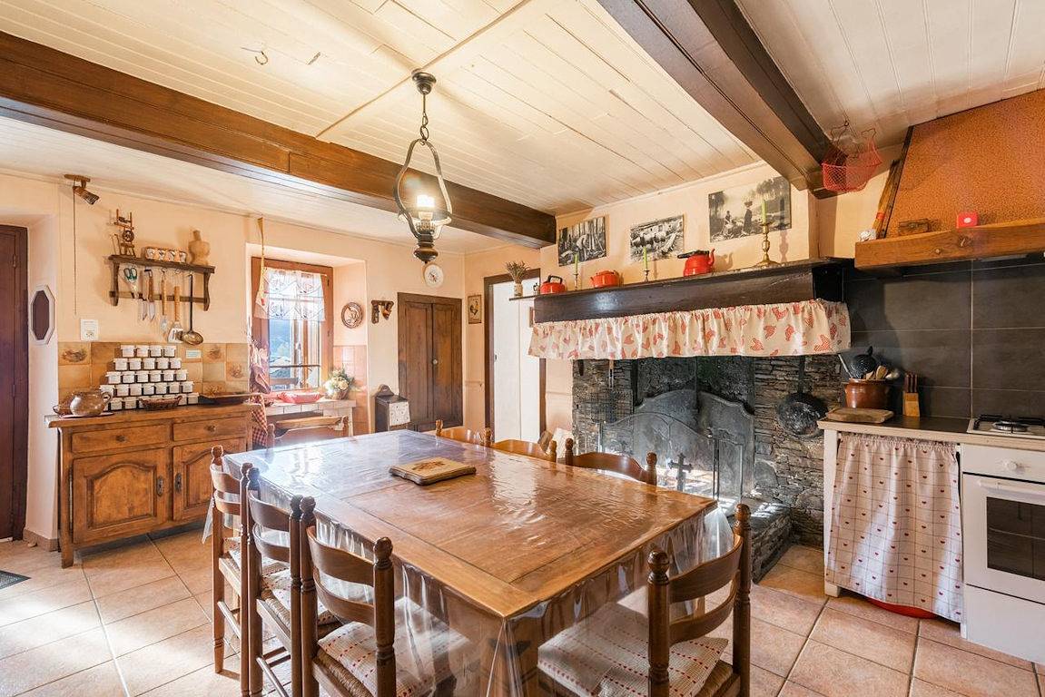 Confortable Gîte avec grande cheminée, jardin et terrasse in Thèbe, Pyrénées