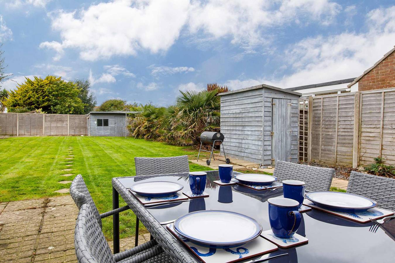 Bright & Modern 4 br House 100 metres from Beach! in West Wittering, West Sussex